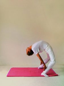 Yogastellung Rad Schritt 1