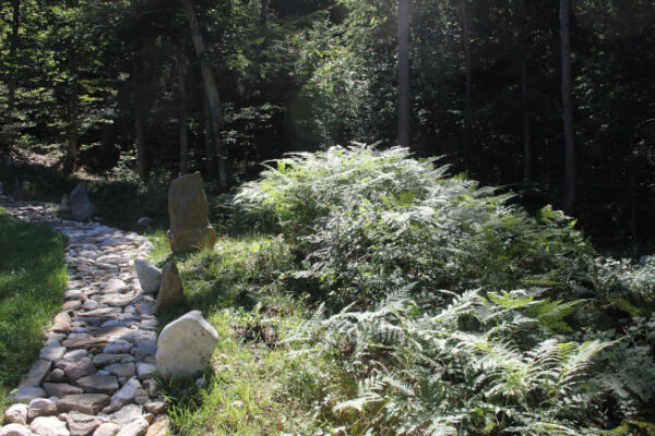 Jahreszeitenweg auf dem Gelände der Sonnenoase in Lundo