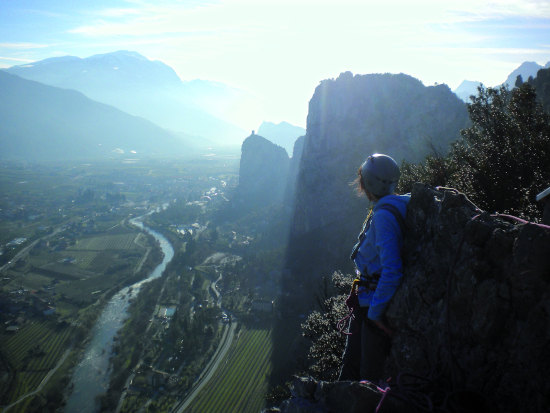 Blick über das Sarcatal und das Klettergebiet Valle della Luce am Gardasee